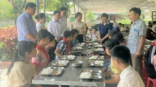 Ban Dân tộc HĐND huyện Con Cuông giám sát kết quả thực hiện chế độ, chính sách đối với giáo viên, học sinh bán trú ở các vùng đặc biệt khó khăn trên địa bàn huyện 	Ảnh: Lương Hương